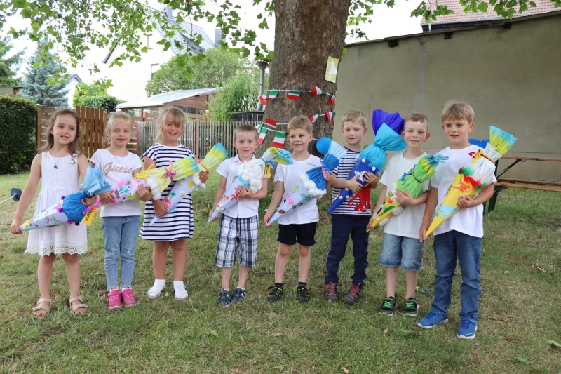 9.000 Schüler starten im Altenburger Land ins neue Schuljahr | Zur Verabschiedung aus der Monstaber Kita „Krümelkiste“ Ende Juni gab es für Marie, Lynn, Marielle, Henri, Enno, Paul, Niclas und Anton (v. l. n. r.) schon mal eine kleine Zuckertüte, liebevoll gebastelt von den Eltern. Nun erwartet die Kinder eine neue, spannende Zeit in der Schule.