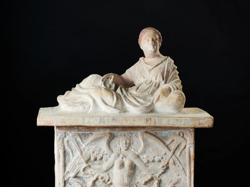 Faszination Etrusker – Provenienzforschung und Archäologie im Altenburger Lindenau-Museum | Etruskische Aschenurne der Thana Herini, 175–150 v. Chr.