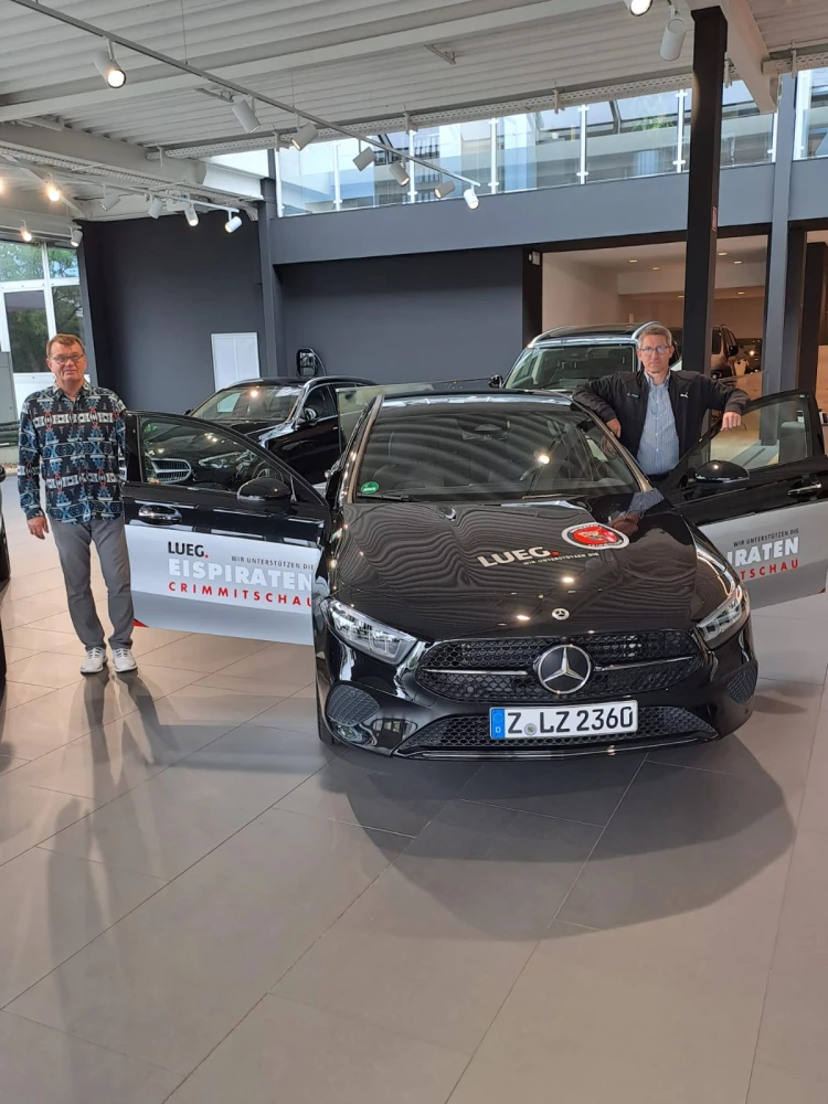 Übergabe im Autohaus LUEG (Foto: Eispiraten Crimmitschau GmbH)