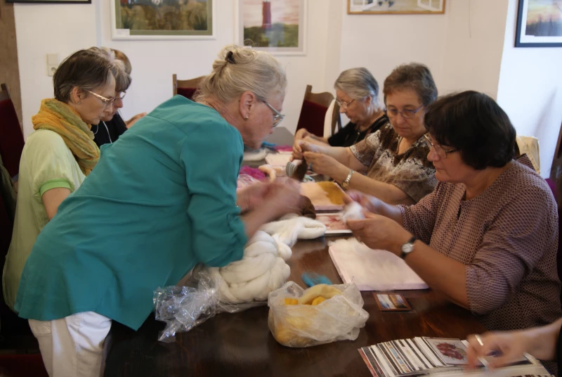 „Malen mit Wolle“ im Knopfmuseum Schmölln | Bereits 2018 führte Barbara Haubold einen Workshop im Rathaus durch.