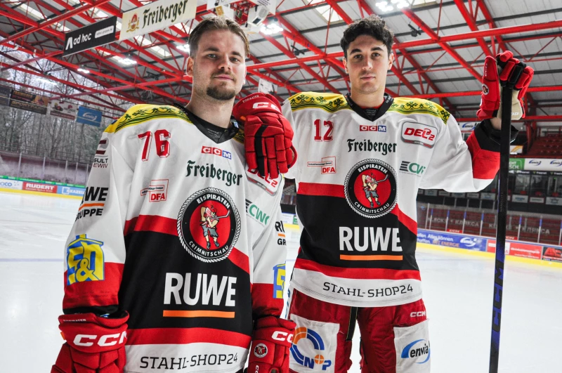 Retro-Day gegen Landshut und Gastspiel in Bietigheim | Justin Büsing und Alexander Schmidt in den Retro-Trikots