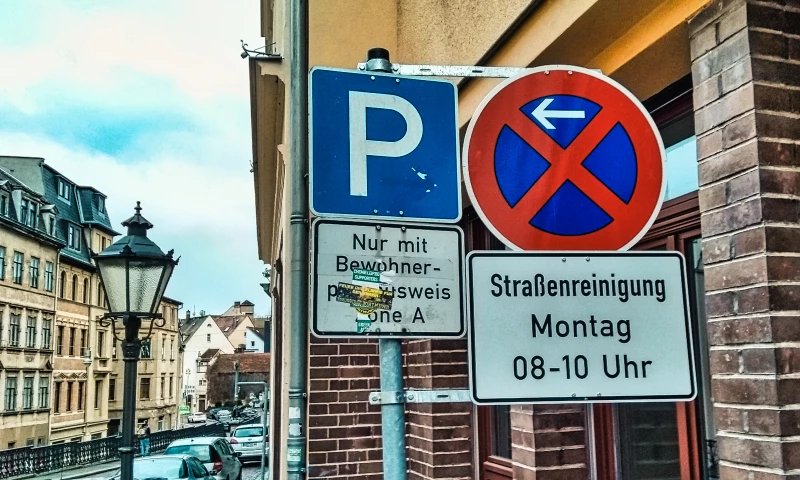  Appell an Fahrzeugführer zur Beachtung von Halteverboten | 