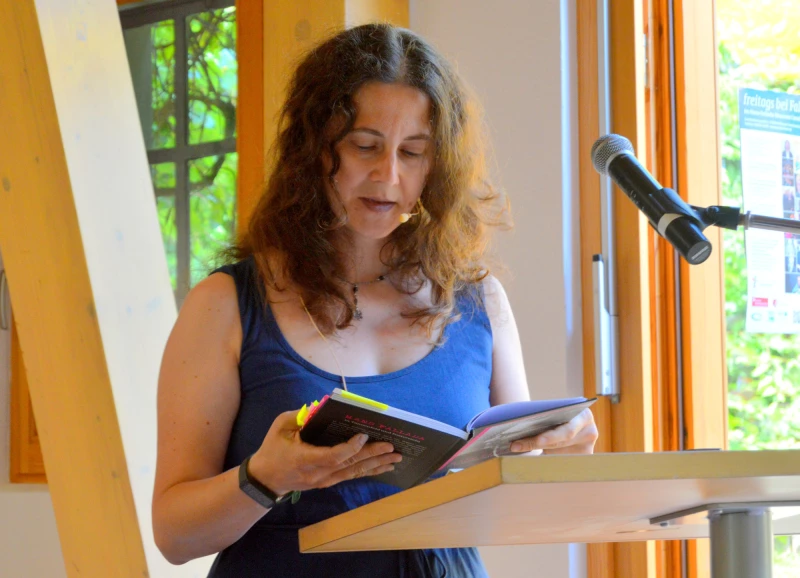 Burg Posterstein zu Gast im Hans-Fallada-Museum Carwitz | Marlene Hofmann bei der Buchvorstellung in Carwitz