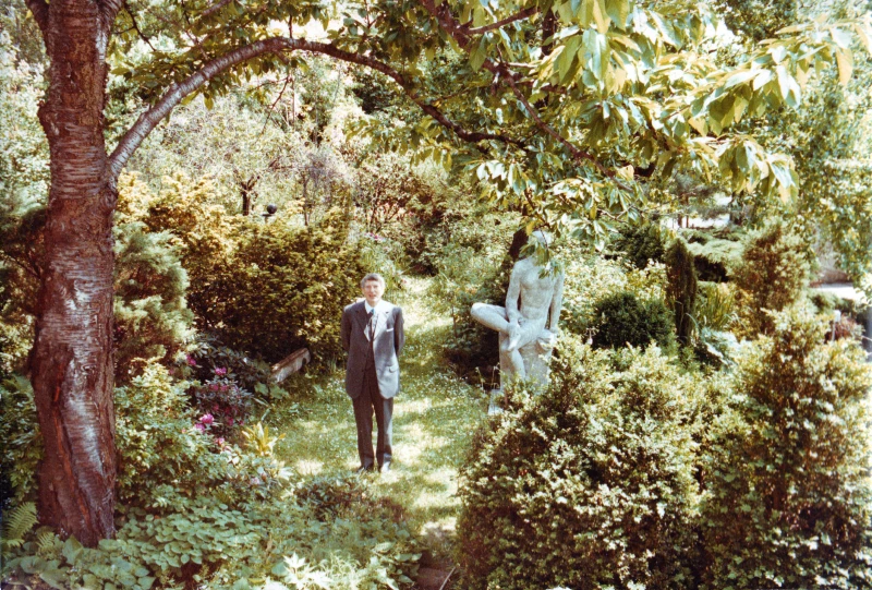 Gerhard Altenbourgs Garten. Gartendenkmalpflegerische Dokumentation und Restaurierungskonzept | Gerhard Altenbourg 1986 in seinem Garten
