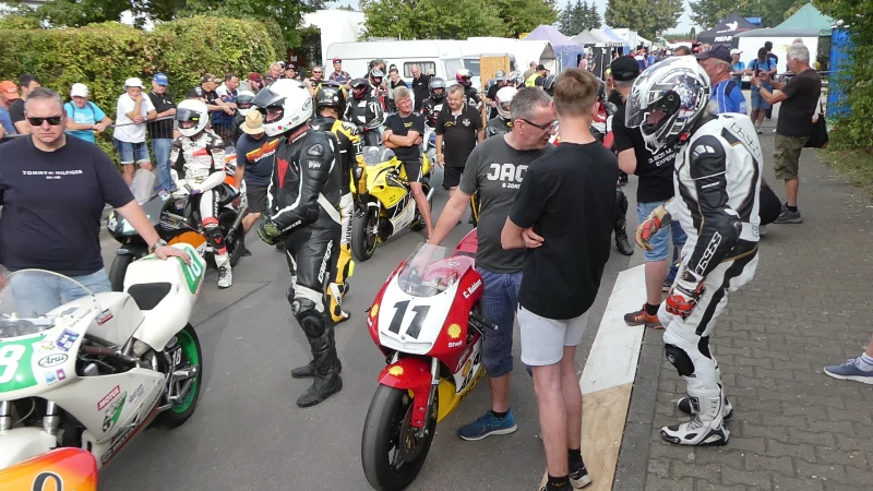 60. Internationales Frohburger ADAC-Dreieckrennen 2023 | Camillo Koblenz Heiko Prediger: Allgemeine Hektik am Vorstart zu einem Lauf der Grand Prix Klassik-Zweitakter in Frohburg. Der Altenburger Camillo Koblenz (rechts), daneben, auf der Maschine Mechaniker Heiko Prediger