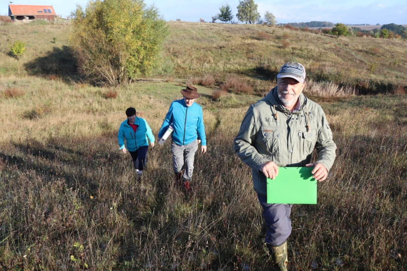 Natur erobert sich die Halde Drosen zurück: Artenvielfalt nach Uranbergbau | V.r.n.l.: Biologe Hartmut Sänger sowie Thomas Neidhardt und Birgit Seiler (untere Naturschutzbehörde) auf Streifzug über die ehemalige Halde Drosen.