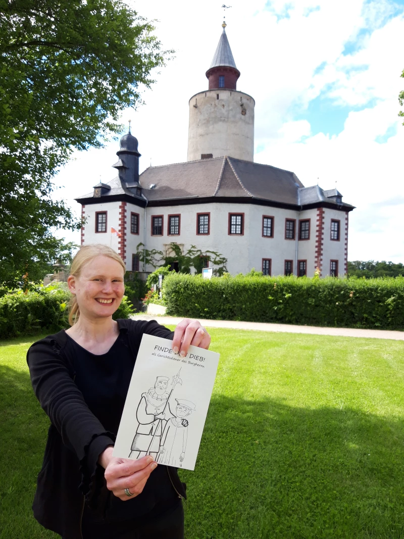 Sommerferien-Rätsel auf Burg Posterstein: Finde den Dieb! | Franziska Huberty, Museumspädagogik-Chefin auf Burg Posterstein, präsentiert das Sommerferien-Rätsel