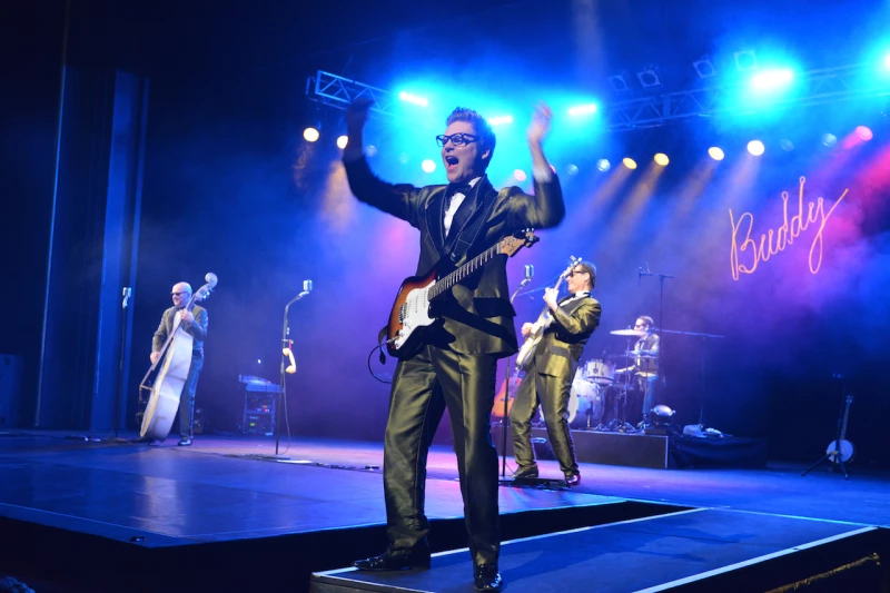 Rock ’n’ Roll-Feeling live erleben: mitreißende Show im Theaterzelt Altenburg | Buddy Holly Show