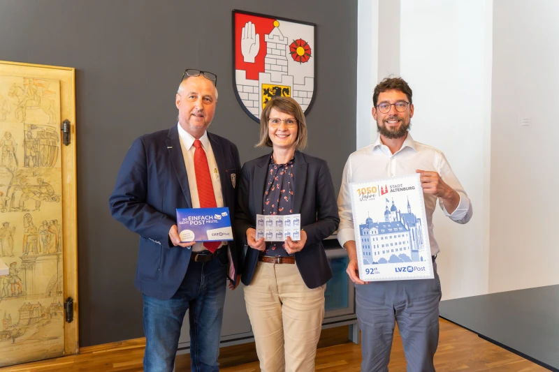 LVZ-Post veröffentlicht Jubiläumsbriefmarke zu 1050 Jahren Altenburg | Michael Hohenstein (LVZ-Post), präsentierte die Jubiläumsbriefmarke Jeannette Kreyßel, Geschäftsführerin des Tourismusverbandes Altenburger Land und Oberbürgermeister André Neumann
