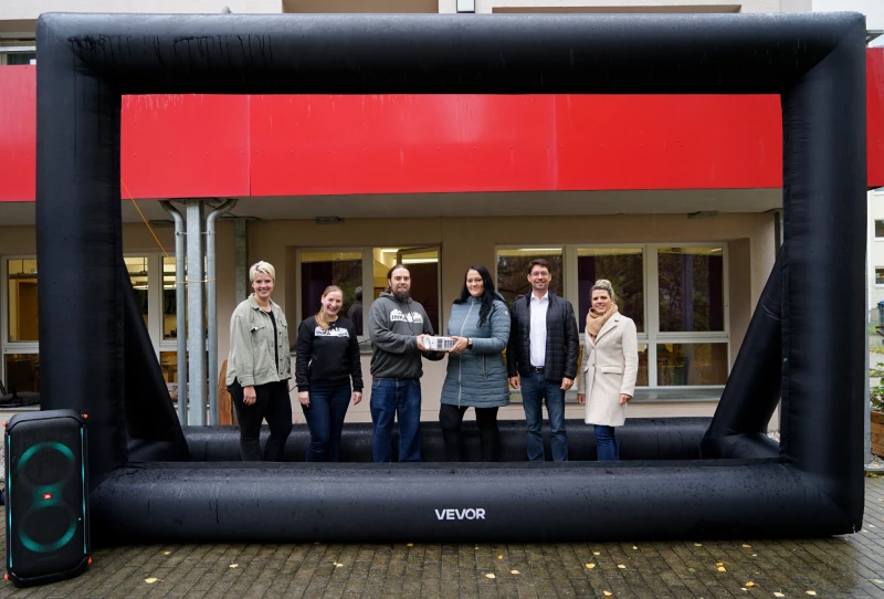 Neue JuSeFa-Projekte: Freiluftkino und Sonnensegel für Altenburg | Bei der offiziellen Übergabe des Freiluftkinos (von links): Lina Taubert (Stadtverwaltung), Marianne Demmler (Projekt INKA), Patrick Wagner (Projekt INKA), Franziska Wittig (JuSeFa), André Neumann (Oberbürgermeister) und Kristina Naske (JuSeFa).