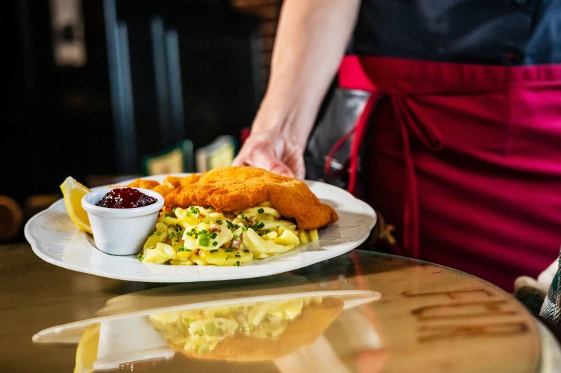Senken der Gastro-Steuer: „Kein ‚Schnitzel-Rabatt‘ im Kreis Altenburger Land zu erwarten“ | Kein „Schnitzel-Rabatt“ in Sicht: Gaststätten und Restaurants im Kreis Altenburger Land werden ihre Preise auf den Speisekarten nicht senken. Davon geht die Gastro-Gewerkschaft NGG Thüringen aus. Gäste sollten trotzdem nachfragen, was mit den 12 Prozent passiert, um die die Bundesregierung die Mehrwertsteuer für die Gastronomie ab dem 1. Januar senken will. Die NGG rät Gästen, sich deshalb jetzt schon die Preise für Lieblingsgerichte genau zu merken.