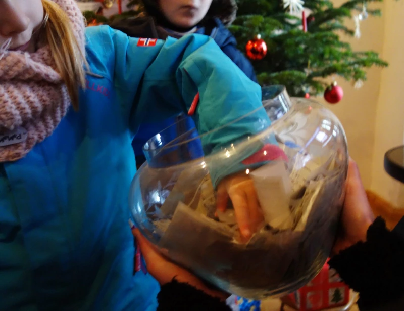 Weihnachtliche Märchenstunde auf Burg Posterstein und Auslosung der Gewinner des Kinderburg-Rätsels | Die Kinder des Kindergartens „Postersteiner Burggeister“ zogen drei Gewinner.