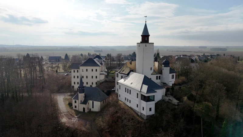 Zwei Sonderführungen zum Museumstag auf Burg Posterstein | Drohnenaufnahme der Burg Posterstein mit Nordflügel-Neubau