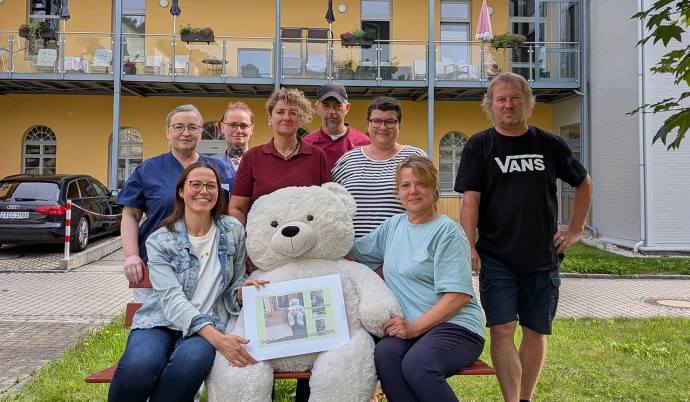 VorschauBild - ST. ELISABETH Hospiz in Altenburg dankt für 300 Euro-Spende – Anwohnerin sammelt Geld bei einer Tombola zum Pauritzer Straßenfest 