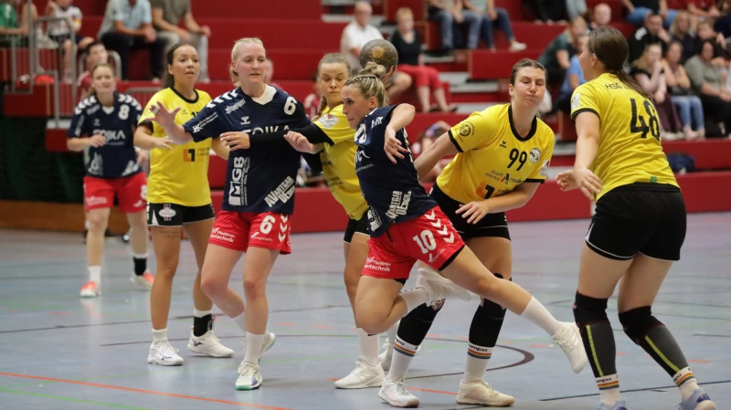 Handball-Gala des SV Aufbau Altenburg zum Auftakt der Wettkampfsaison 2025/2026 | Oberliga Frauen. Aufbau-Spielerin Nancy Beine (#10) wird von Melina Nike Bauer (#6) angespielt und erzielt ein weiteres Tor für die Gastgeberinnen