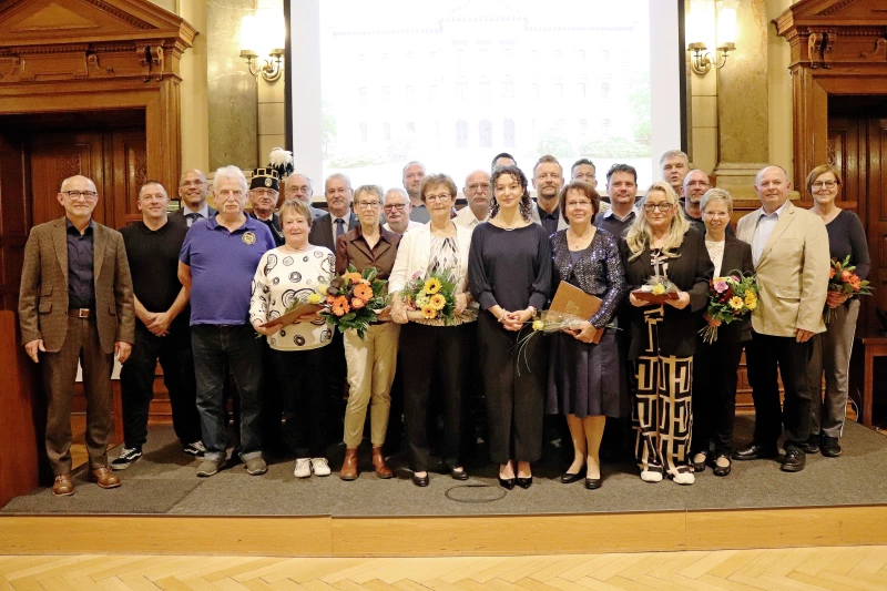 Freiwillige erbrachte Leistungen sind für die Gesellschaft von hohem Wert | 24 Frauen und Männer erhalten als Anerkennung für ihre jahrelange Ehrenarbeit die „Goldene Ehrennadel“ des Landkreises Altenburger Land, überreicht durch Landrat Uwe Melzer (links).