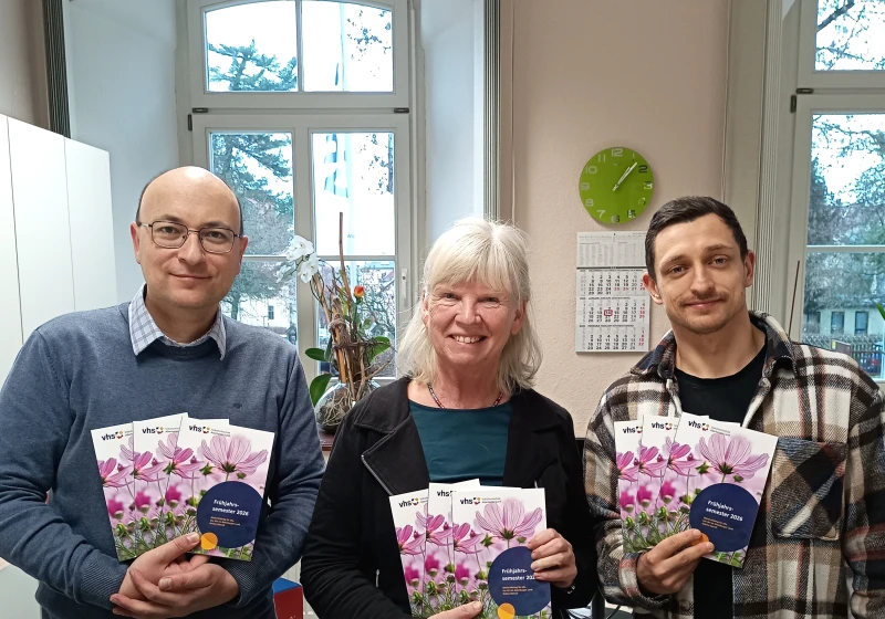 Volkshochschule Altenburger Land startet ins Frühjahrssemester | VHS-Leiterin Gudrun Pfeiffer (Mitte) und ihre Mitarbeiter Dr. Michael Hein (links) und Kilian Kraus (rechts) präsentieren das Programmheft für das Frühjahrssemester.