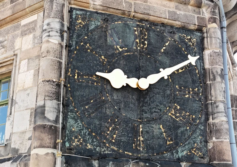 Arbeiten am Altenburger Rathaus: Drei Uhren werden restauriert | Rathausuhr