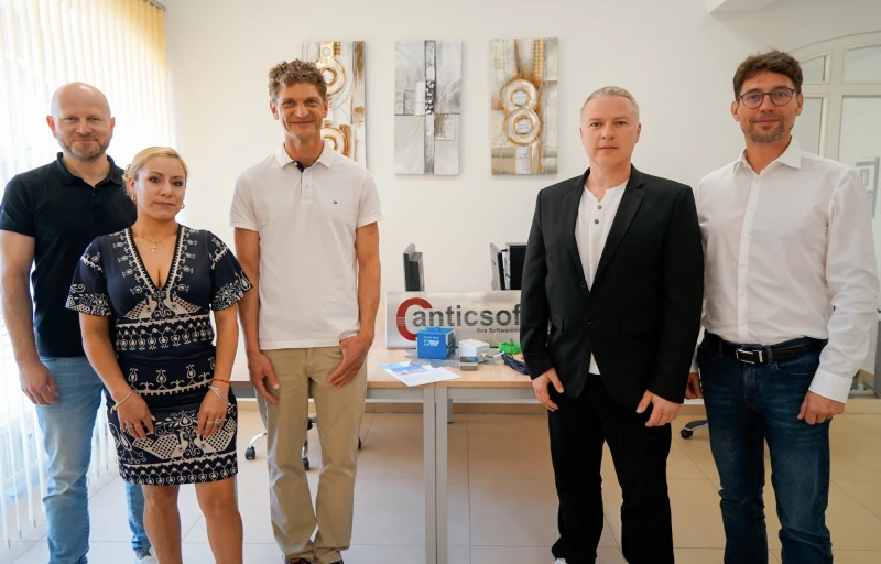 Oberbürgermeister André Neumann besucht „canticsoft“ | Sie lernten sich kennen: Michael Bastisch (Geschäftspartner ad hoc communication GmbH), Tatiana Diaz Ochoa, (Marketingdirektorin canticsoft GmbH), Jan Oertel (Geschäftspartner icigai1 Gmbh), Frank Siebert-Jankowski, Geschäftsführer canticsoft GmbH und Oberbürgermeister André Neumann.
