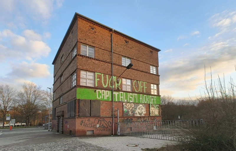 Graffiti-Entfernung an der ehemaligen Roten Zora in Altenburg | Ehemalige Roten Zora