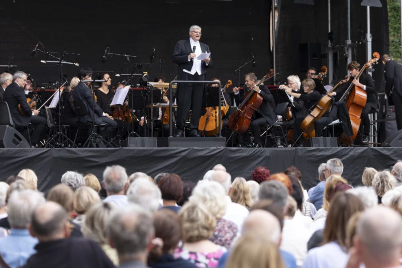 Stimmungsvolles Open Air Konzert in Dobitschen | Kapellmeister Thomas Wicklein und das Philharmonische Orchester Altenburg Gera