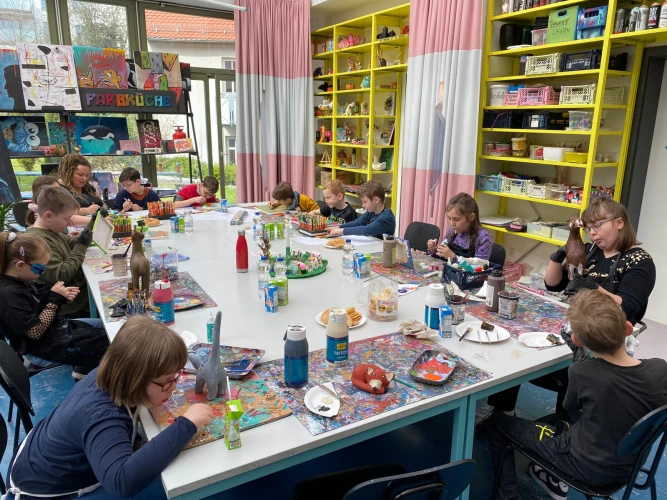 VorschauBild - Pflegekinder erlebten kreativen Nachmittag in der Farbküche