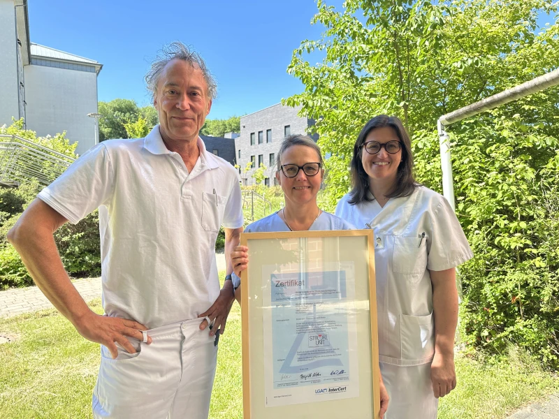 Stroke Unit erneut zertifiziert: Klinikum Altenburger Land setzt Maßstab in der Schlaganfallversorgung | Seit 2011 ist die Stroke Unit beständig zertifiziert - für CA Prof. Jörg Berrouschot, Stationsleiterin Ivone Quellmalz und LOÄ Dr. Anett Riedel-Stoll ein Grund zur Freude. (n.l.)