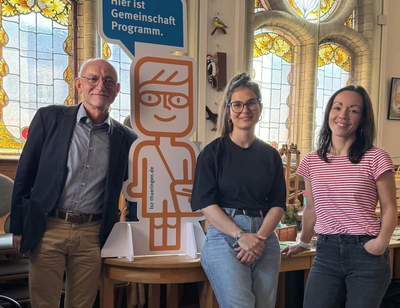 Kampagne „Gemeinschaft ist Programm.“ stellt soziale Projekte vor | Landrat Uwe Melzer mit Julia Koslowski (Mitte) und Karolin Lauckner im Familienzentrum.