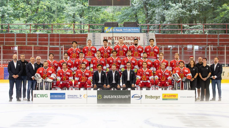 3:4 nach Overtime! Eispiraten verlieren Home Opener | Eispiraten Crimmitschau - Teamfoto - Saison 2024/25
Hintere Reihe (v.l.): Roman Zap, Lucas Böttcher, Colin Smith, Rihards Marenis, Ladislav Zikmund, Tim Lutz
Mittlere Reihe: Gesellschafter Mathias Eisenblätter, Teamarzt Dr. Hendrik Baum, Teammanager Ronny Bauer, Teamarzt Dr. Matthias Modes, Scott Feser, Gregory Kreutzer, Alexander Schmidt, Thomas Reichel, Lukas Wagner, Ole Olleff, Denis Shevyrin, Till Michel, Mirko Sacher, Mannschaftsleiter Norman Markert, Physiotherapeutin Alina Köhler, Teambetreuer Marco Schwabe, Physiotherapeutin Heike Storch, Geschäftsführer Jörg Buschmann
Vordere Reihe: Christian Schneider, Dominic Walsh, Mario Scalzo, Co-Trainer Esbjörn Hofverberg, Cheftrainer Jussi Tuores, Co-Trainer Sebastian Becker, Tobias Lindberg, Vinny Saponari, Oleg Shilin