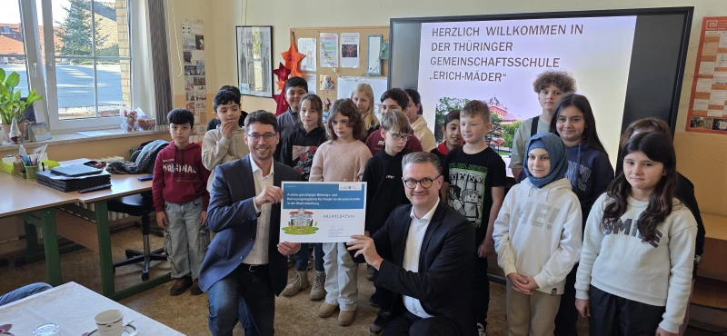 Startschuss für umfassende Sanierung und Neubau der Erich-Mäder-Schule | Thüringens Bildungsminister Christian Tischner übergibt Spenden-Scheck an Oberbürgermeister Andrè Neumann