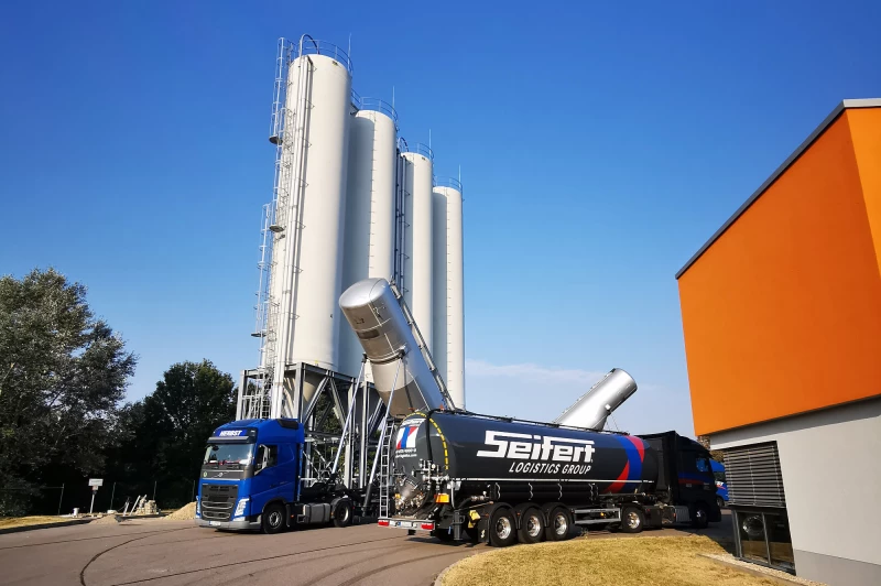 Streusalzsilos der Kreisstraßenmeisterei gut gefüllt | Die vier 28 Meter hohen Silos der Kreisstraßenmeisterei in Mockern sind mit insgesamt 1.100 Tonnen Streusalz gefüllt.