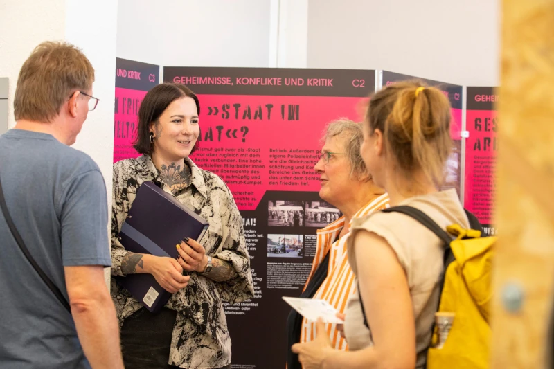 Demnächst auf Burg Posterstein: „Gesichter der Wismut“ | Kuratorin und Projektkoordinatorin Rike Schreiber (mitte) bei der Eröffnung der Ausstellung im Sommer 2024 in der Gedenkstätte Amthordurchgang in Gera