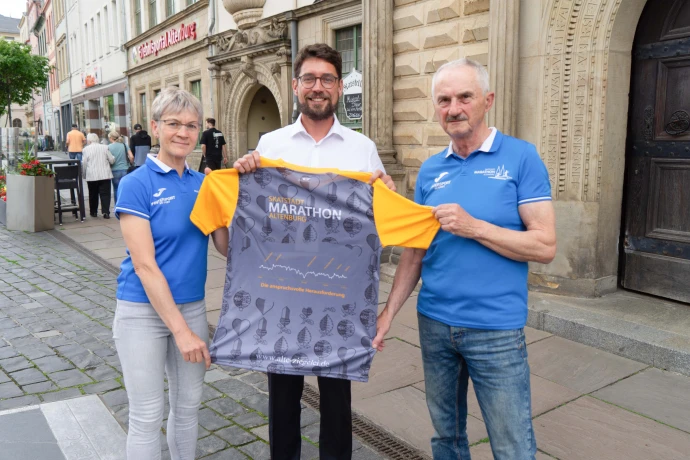 VorschauBild - Oberbürgermeister Neumann erhält Event‑Shirt: Skatstadtmarathon startet am 13. Juni