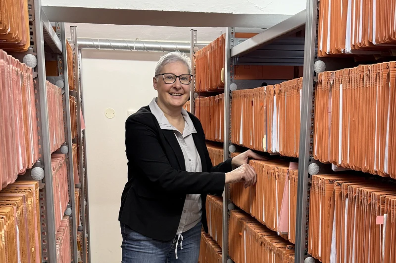 Einführung der elektronischen Akte (E-Akte) spart Papier und Zeit | Fachdienstleiterin Silke Manger im Archiv