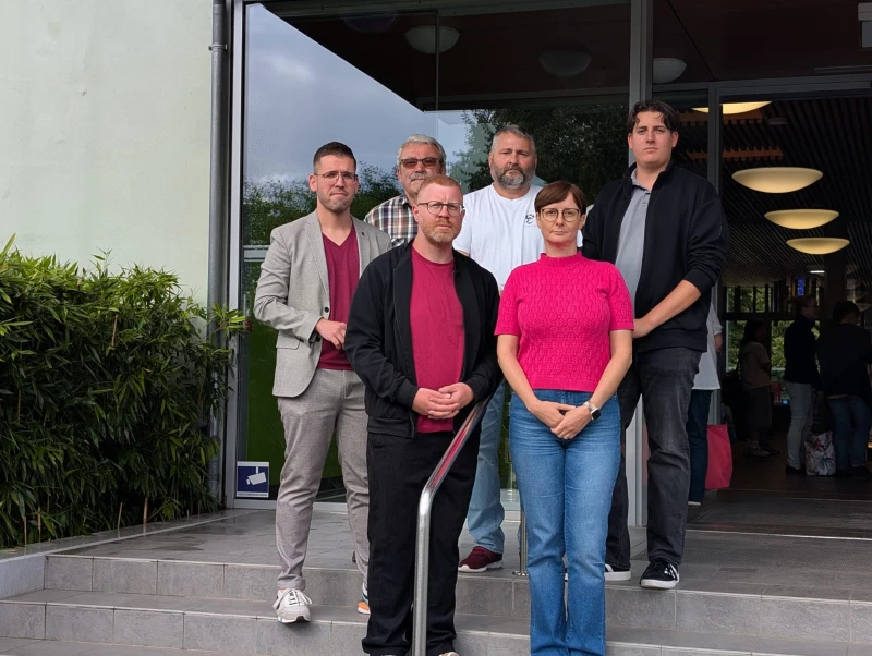 Pressemitteilung SPD-Ortsverein Schmölln-Gößnitz zur drohenden Schließung des Hallenbades Tatami | SPD-Ortsverein Schmölln-Gößnitz und SPD-Stadtratsfraktion, oben von links nach rechts: Bürgermeister Sven Schrade (SPD), Stadtrat Hans-Jürgen Krause (parteilos), Stadtrat Kai-Uwe Lenz (parteilos), Stadtrat Jonas Kießhauer (SPD) unten von links nach rechts SPD-Ortsvereinsvorsitzender Frank Rauschenbach (SPD), SPD-Fraktionsvorsitzende Ilka Jetschny (SPD)