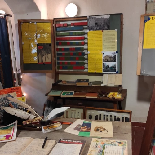  Zahlreiche Schulutensilien zeugen von den damaligen Lernaktivitäten in der Rositzer Schule