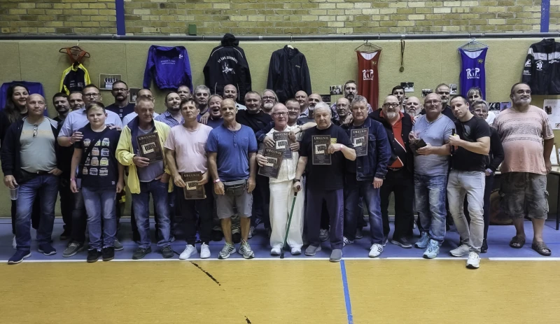 70 Jahre Ringen in Altenburg: Ein Jubiläum voller Erinnerungen und großer Kämpfe | Viele ehemalige Ringer und Wegbegleiter kamen zur Jubiläumsfeier zusammen. Alte Freundschaften lebten wieder auf.