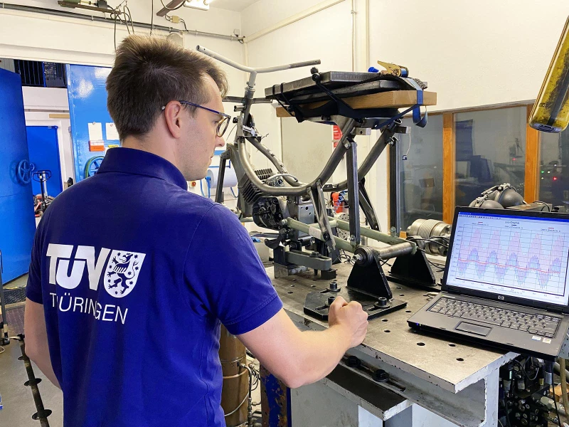 TÜV Thüringen prüft lebensverlängernde Ersatzteile für heimische "Vogelarten" wie Schwalbe & Co. | Prüfung Eersatzrahmen für Schwalbe KR51