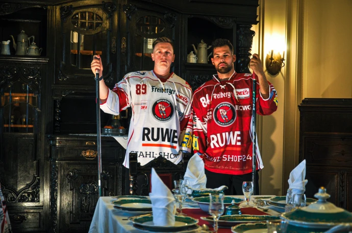VorschauBild - Tradition neu inszeniert: Eispiraten zeigen neue Jerseys im Schloss Blankenhain