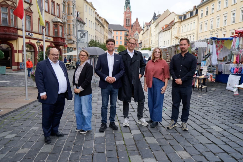 Greenbox gewinnt Wettbewerb für die Landesgartenschau 2032 in Altenburg | Die LAGA 2032 im Blick (von links): Bürgermeister Frank Rosenfeld, Anika Brede (Greenbox), Oberbürgermeister André Neumann, Markus Pieper (Greenbox), Jana Philippi (Greenbox) und Felix Jakubczyk (Greenbox).