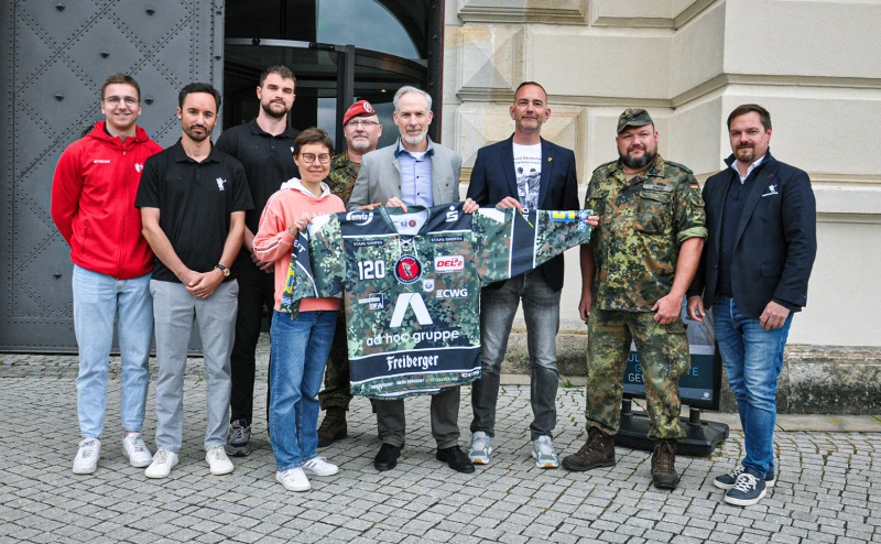 Eispiraten übergeben Veteranen-Trikot an das Militärhistorische Museum Dresden | 