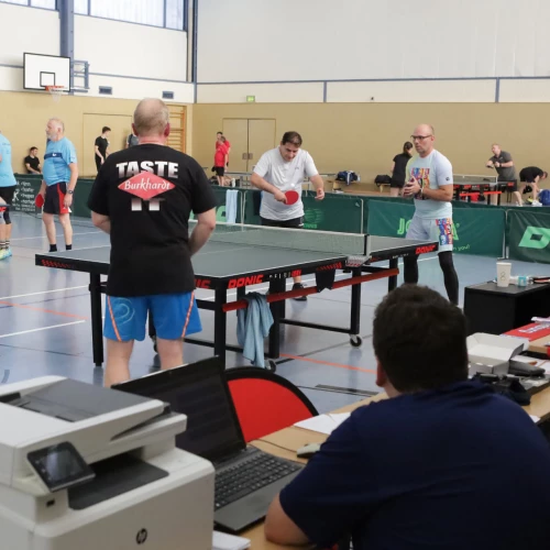 Eine volle Walter Pesek-Halle vereinte beim achtstündigen 2. TT-Firmencup des SV Aufbau Altenburg insgesamt 36 Mannschaften