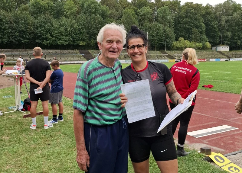 Mit 90 Jahren alle Disziplinen des Sportabzeichens in Gold erfüllt |  Fritz Zehmisch und Sina Lehmann