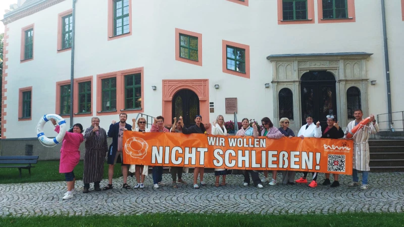 Tatami in Not: Schwimmverein demonstriert beim Besuch des Ministerpräsidenten in Ponitz | Schwimmverein demonstriert beim Besuch des Ministerpräsidenten in Ponitz