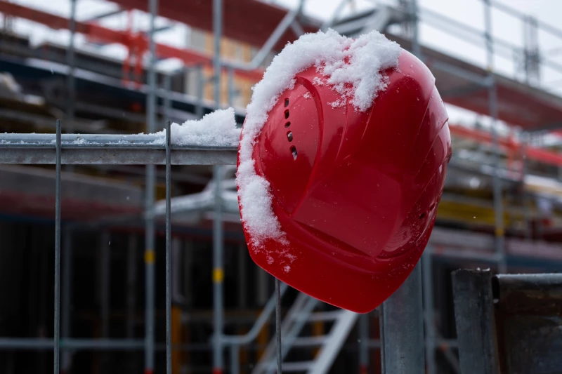 820 Bauarbeiter im Altenburger Land müssen ihren Job nicht an den „Winter-Nagel“ hängen | Auch wenn es im Winter für den Bau zu frostig wird: Die Jobs und der Lohn laufen
weiter. Denn heimische Bauunternehmen können das Saison-Kurzarbeitergeld (Saison-
Kug) als „Winter-Brücke“ nutzen und so Entlassungen vermeiden. Auch Dachdecker,
Gerüstbauer sowie Garten- und Landschaftsbauer können davon profitieren.