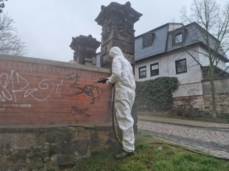 Graffitientfernung im Altenburger Stadtgebiet | Bei der großflächigen Graffitibeseitigung, hier am Schlossberg, kommt ein Sandstrahler zum Einsatz.