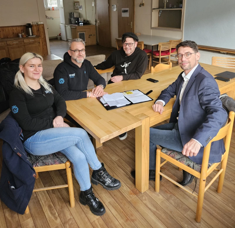 Stadt Altenburg setzt Kooperation mit bewährten Partnern fort  | Sie trafen sich am Mittwoch dieser Woche im Jugendtreff East Side (von links): Stephanie Kretzschmer (East Side), Gunter Starke (East-Side) und Janek Günther (Jugendtreff Abstellgleis) und Oberbürgermeister André Neumann.