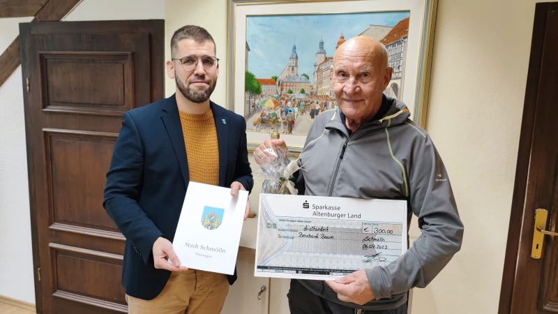 Ehrenpreis der Stadt Schmölln für Bernhard Baum | Bürgermeister Sven Schrade übergibt den Ehrenpreis 2022 der Stadt Schmölln an Bernhard Baum.