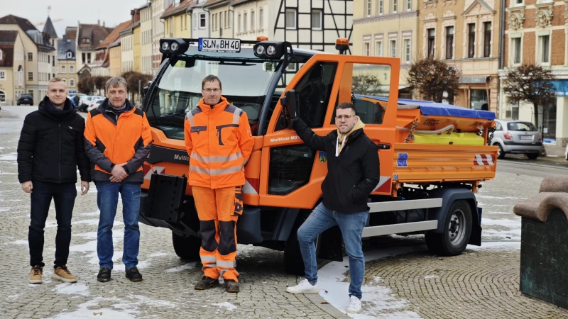 Neues Multicar für den Schmöllner Bauhof übergeben | v.l.n.r: Stellv. Bauamtsleiter Etienne Bräutigam, Bauhofsleiter Mario Spranger, Stellv. Bauhofsleiter Sebastian Ahner, Bürgermeister Sven Schrade