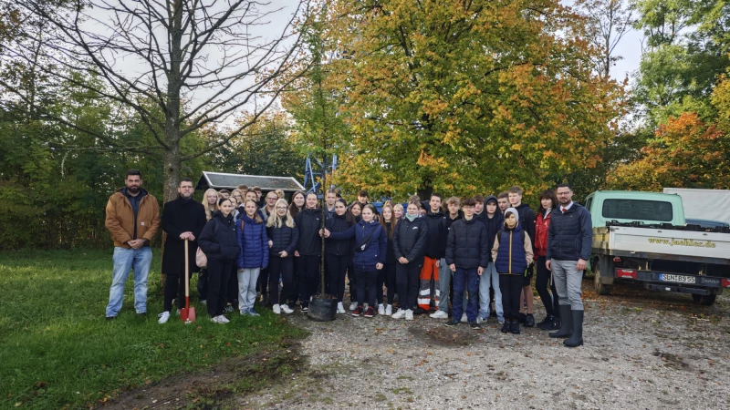 Schmöllner Pfefferberg um 10 Bäume reicher | Die 9. Klassen der Staatlichen Regelschule „Am Eichberg“ pflanzten 10 Bäume. Unterstützt wurden sie durch die Stadtverwaltung Schmölln, der Sparkasse Altenburger Land und Baumschule Jähler